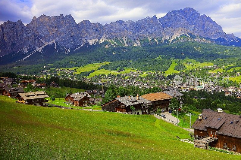 Cortina D?Ampezzo阿尔卑斯村庄全景，Dolomites，意大利泰洛阿尔卑斯